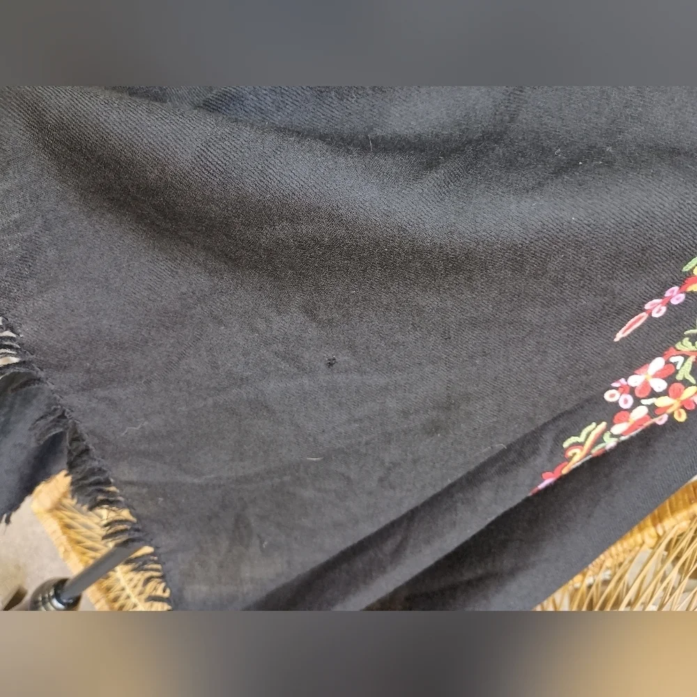 Embroidered Black Poncho with Floral Design_One Size